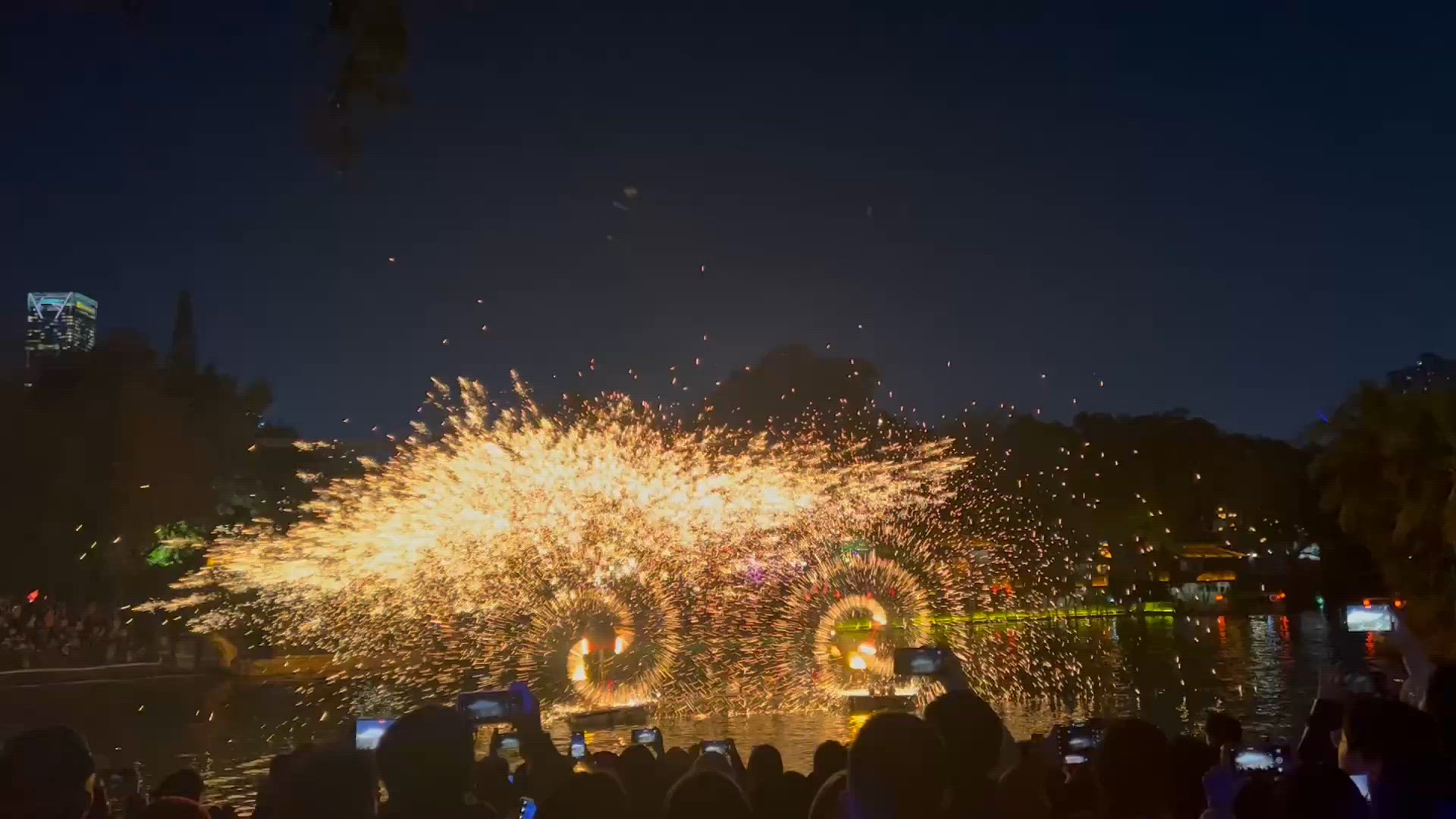 星空下的打鐵花：浪漫之夜