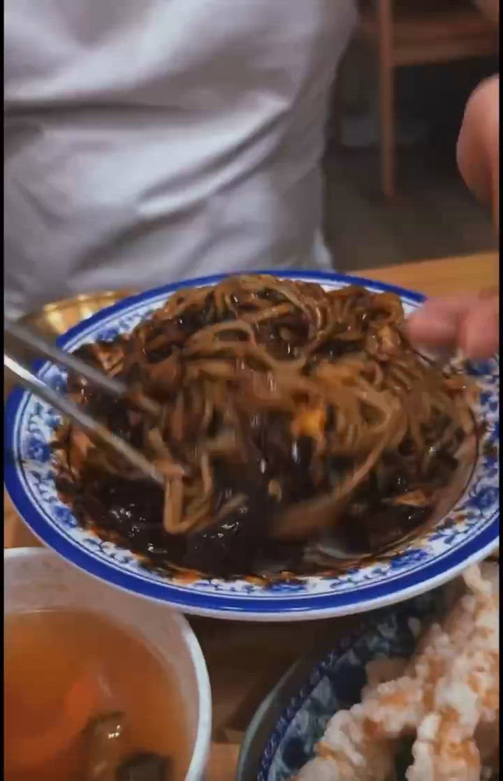 1.  尖咀韓食街🇰🇷！炸醬麵🤤、炒碼麵🌶️，正到爆！ 