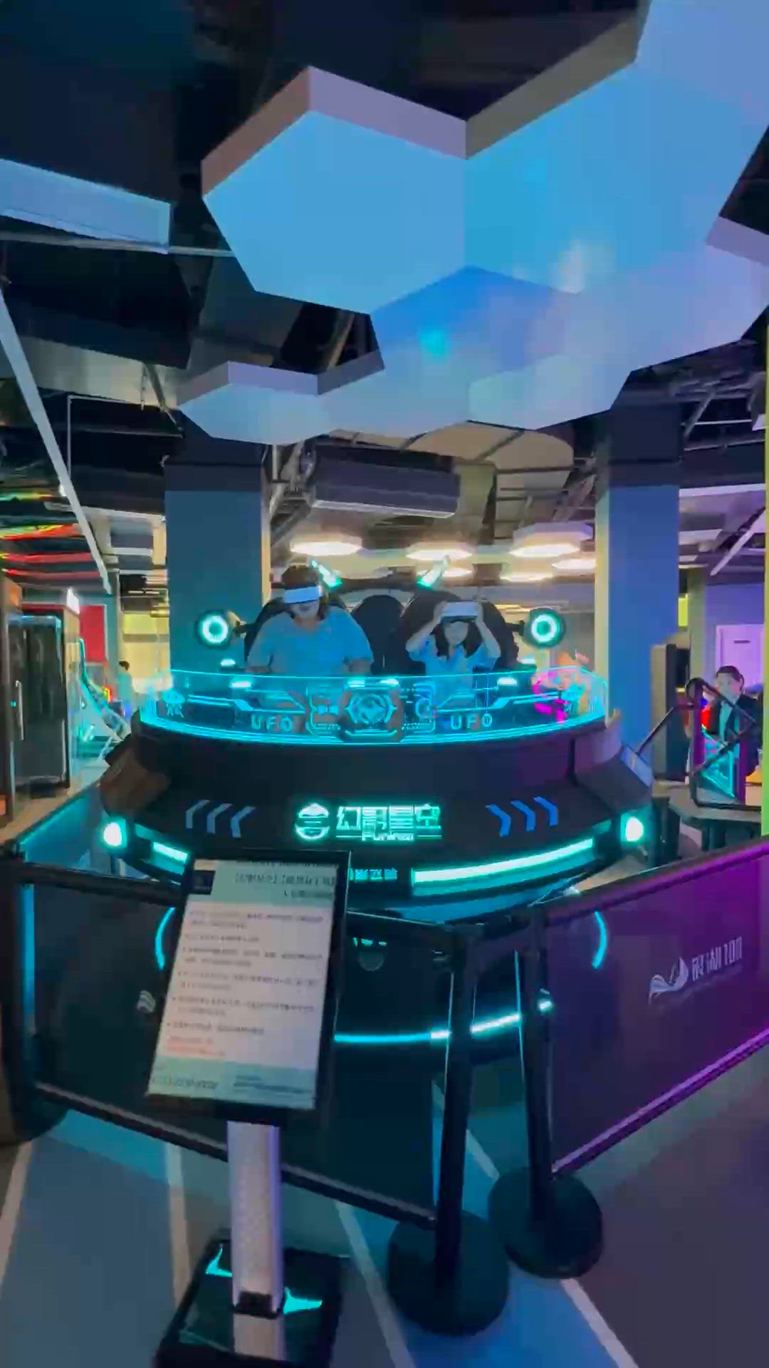 一家大細chill爆之旅！玩餐飽住靚房🤩！