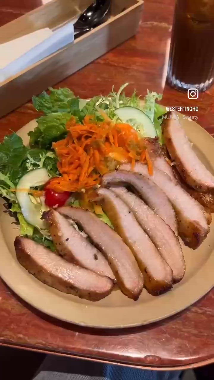 夏日清新口味 💕 香烤豬頸肉沙律。香橙咖啡湯力