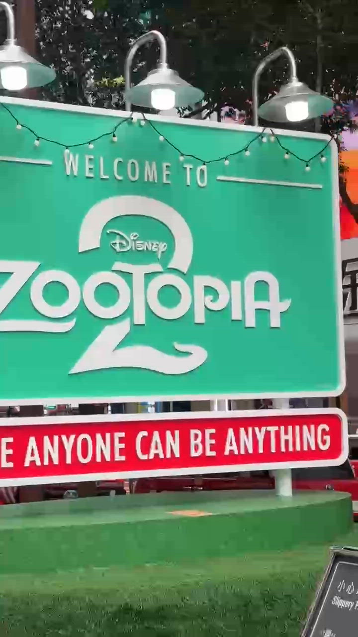 時代廣場驚現茱迪尼克真人🤣