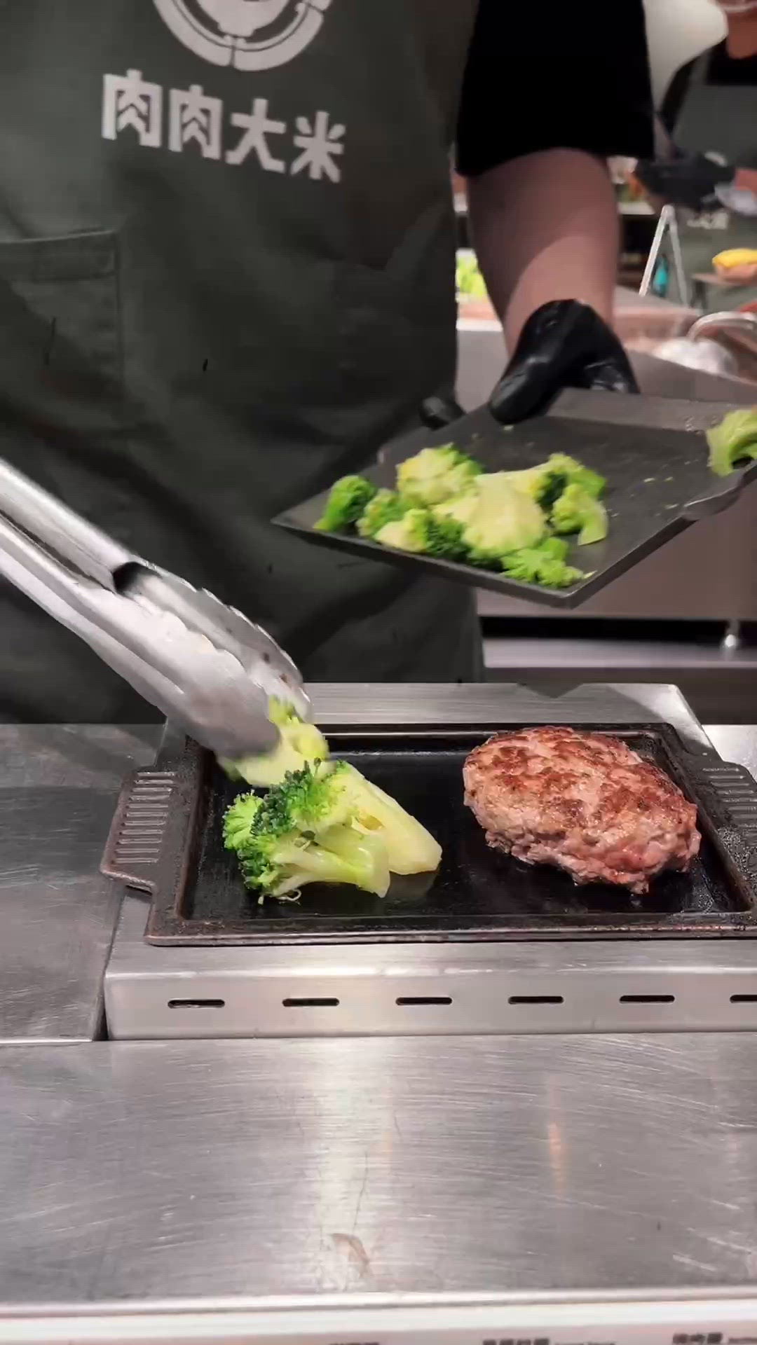 1.  肉肉漢堡排🤤！爆汁牛味+邪惡芝士！😋 必食！