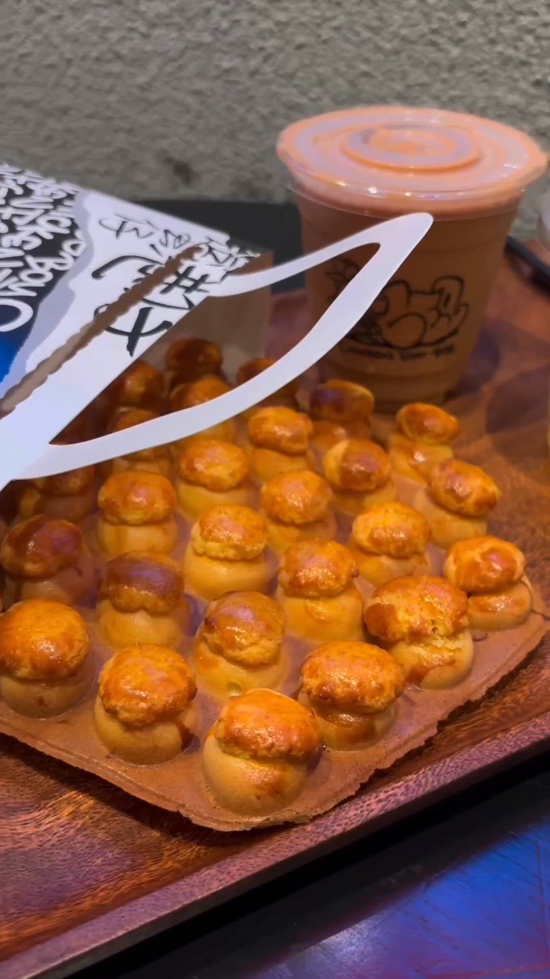 上環朝聖！爆餡菠蘿包雞蛋仔😋！