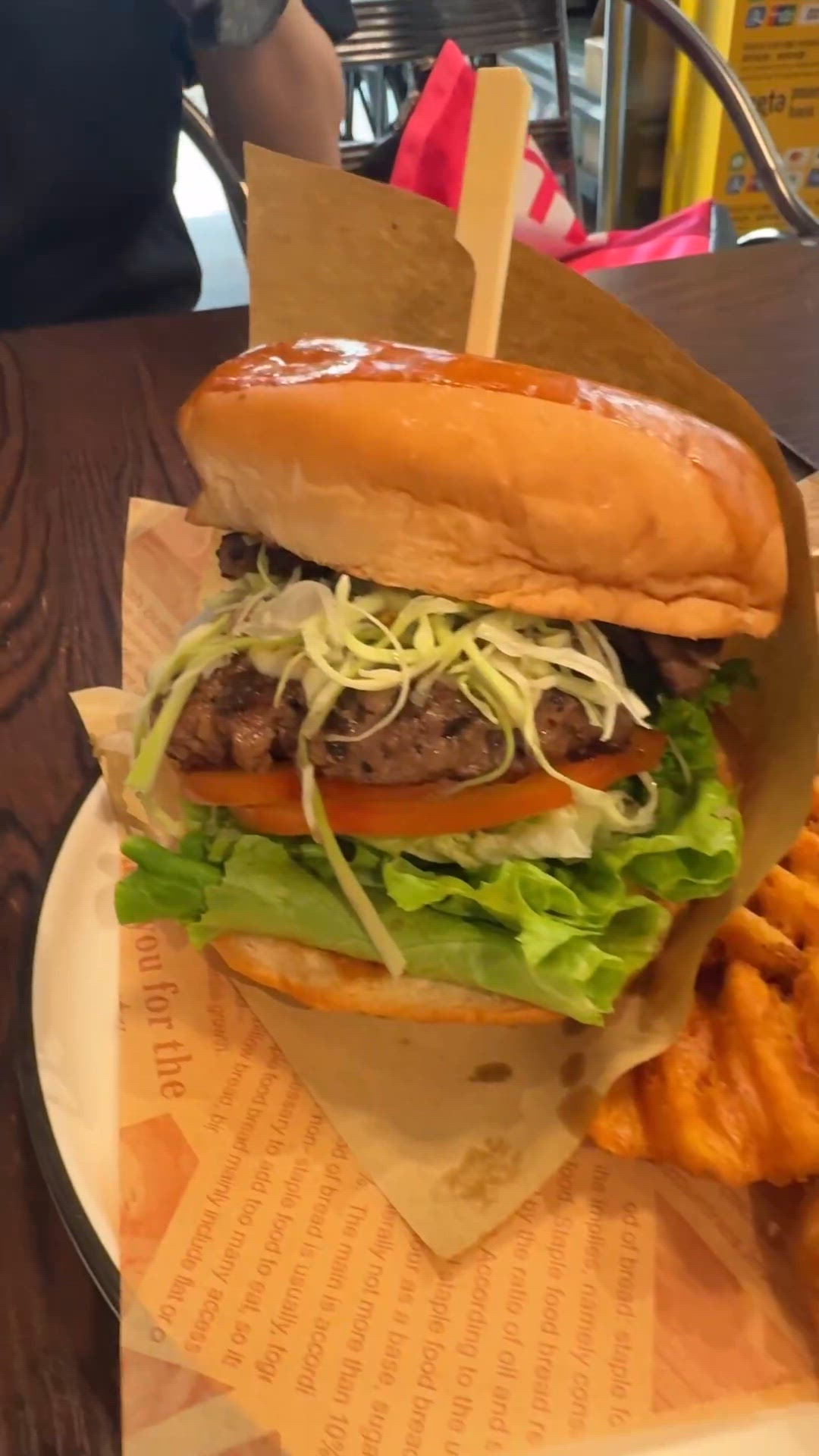 鹽燒牛舌孖牛堡🍔好食？🤔 薯條正！😋