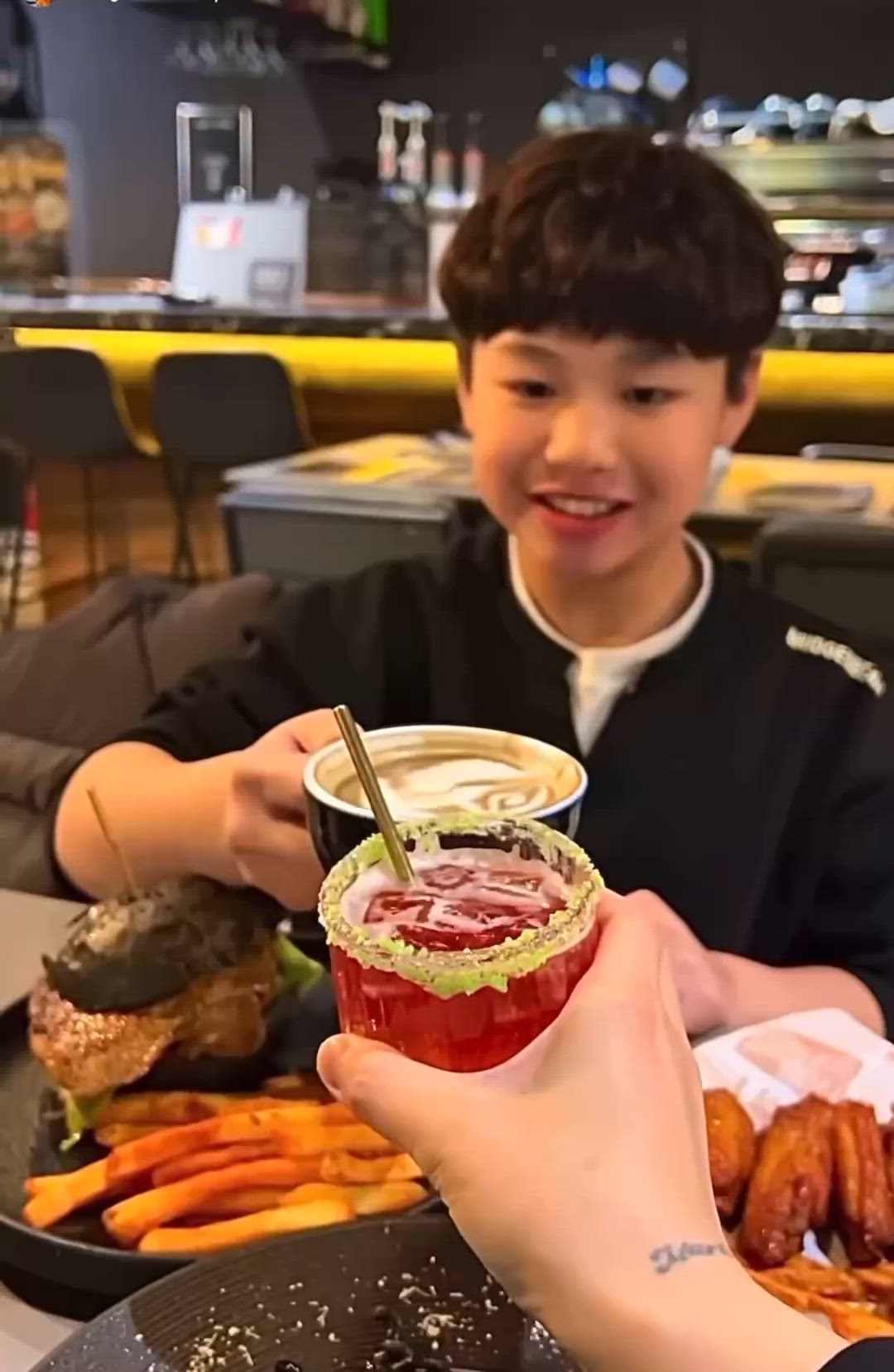 黑魔法美食🖤黑意粉🖤黑漢堡🖤黑到爆🖤