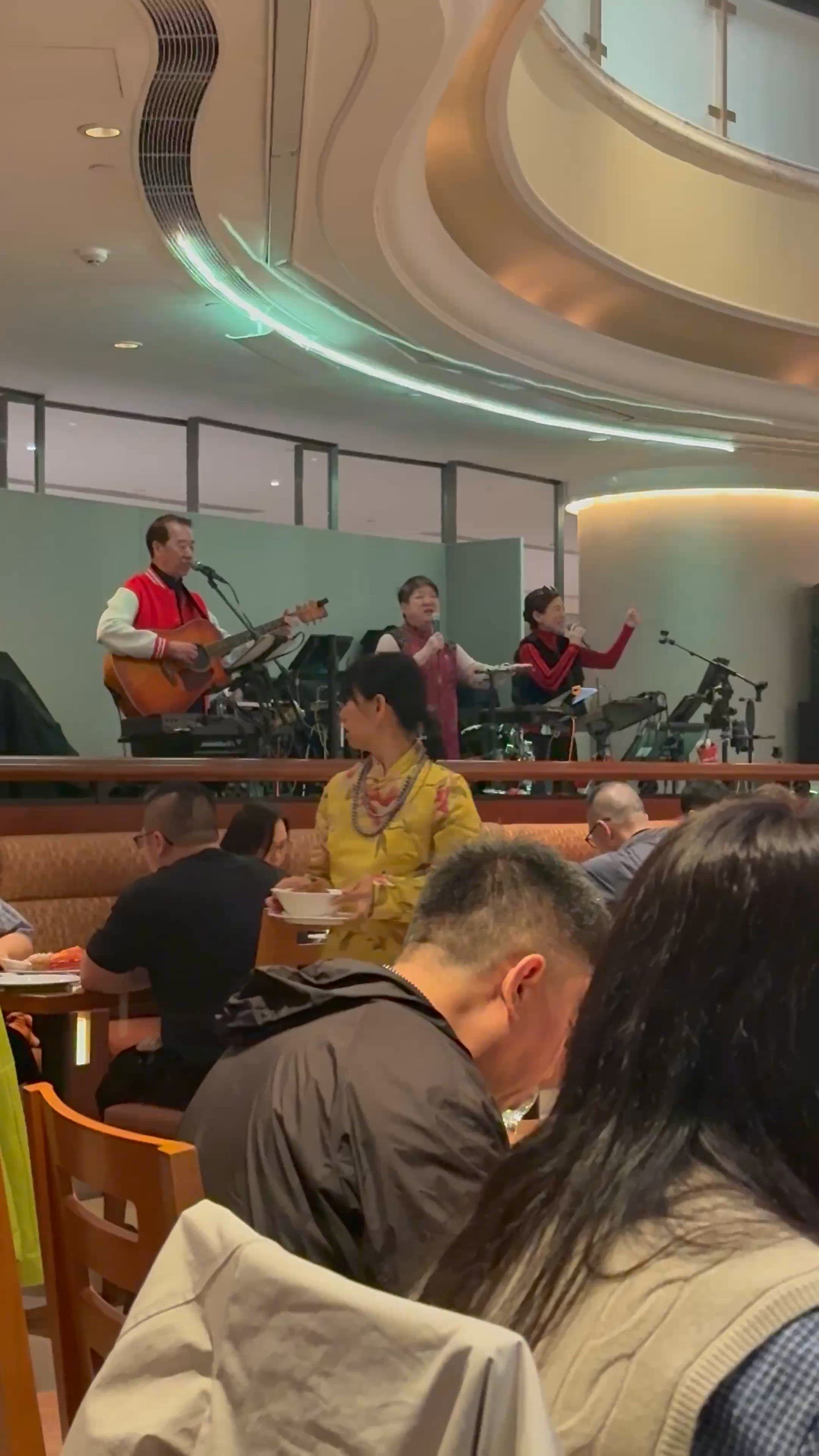 九龍海逸君綽酒店，一路食自助餐，一路聽歌