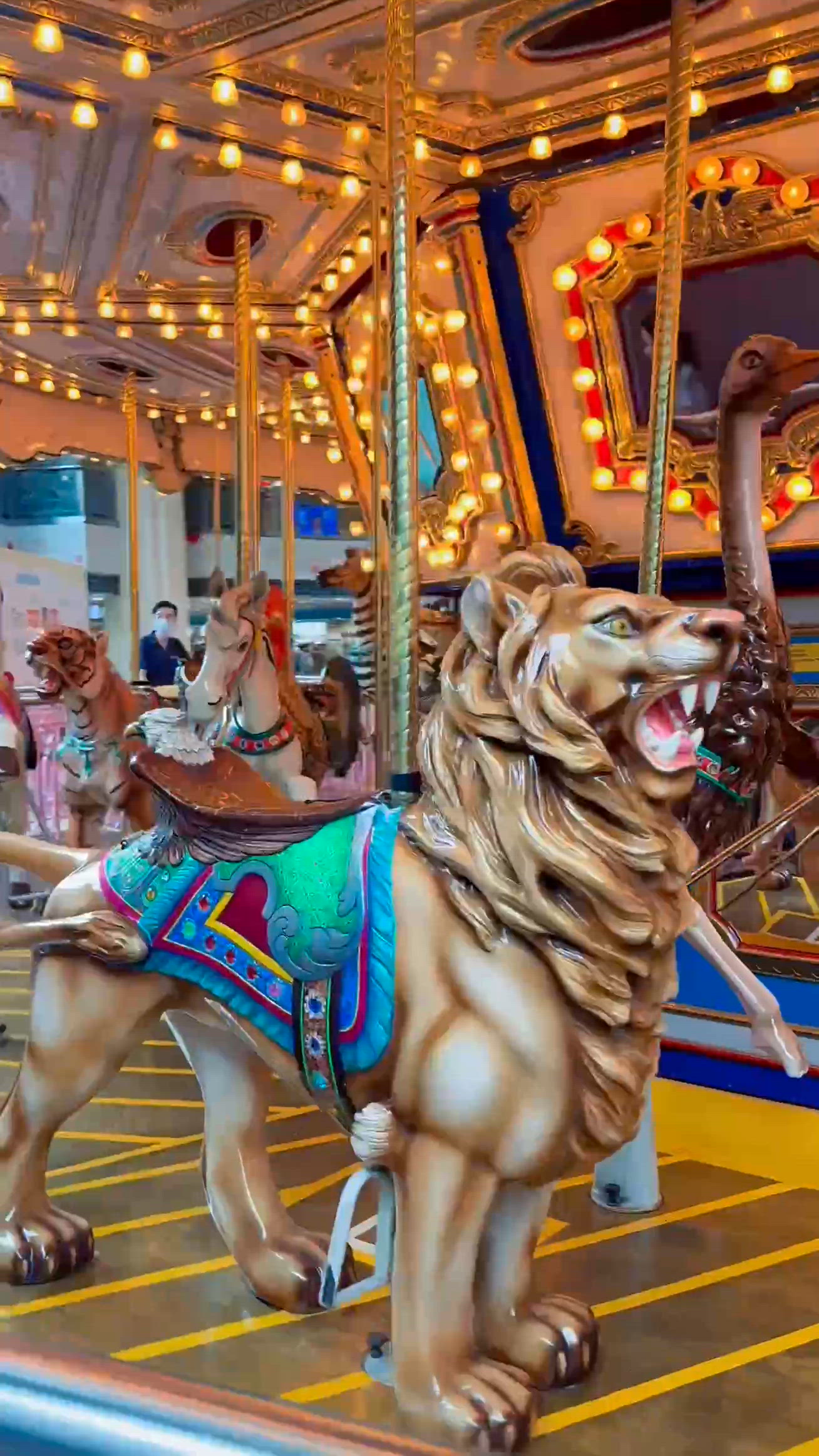 商場旋轉木馬初體驗🎢