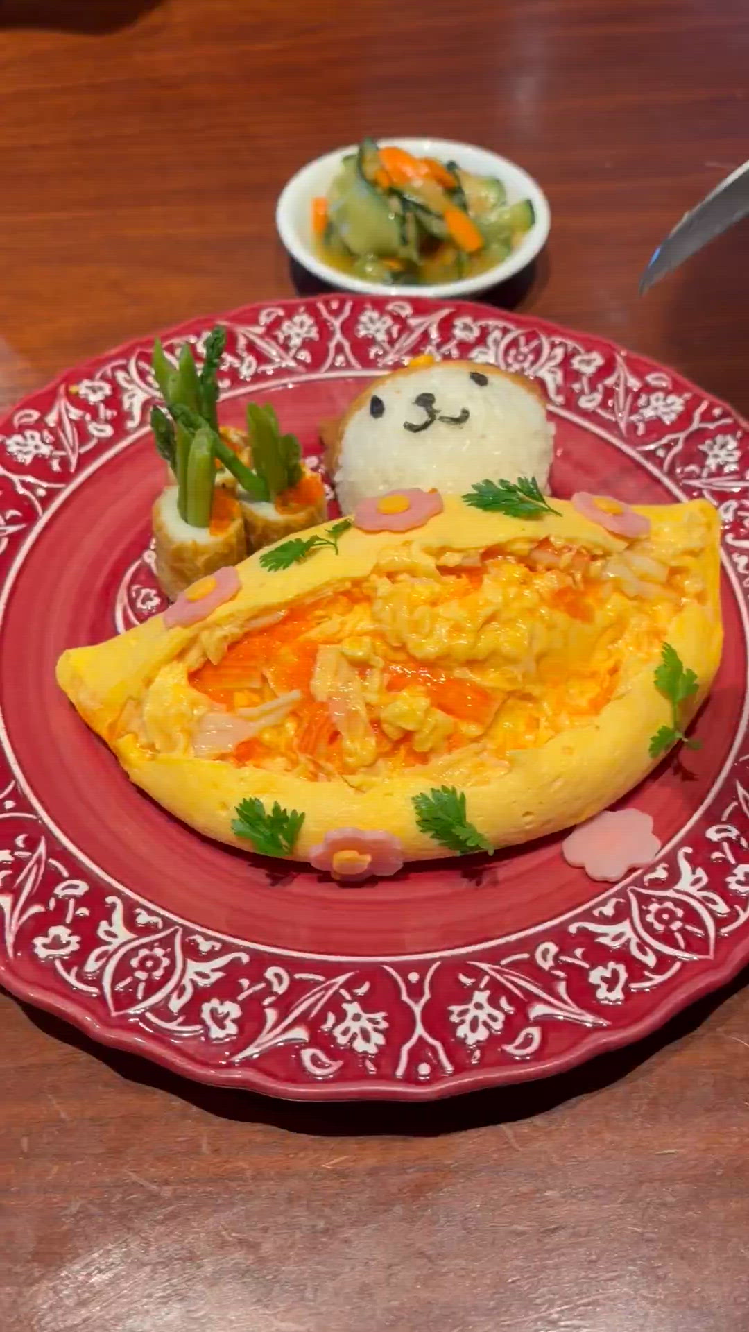 躺下來的福氣小熊蛋包飯