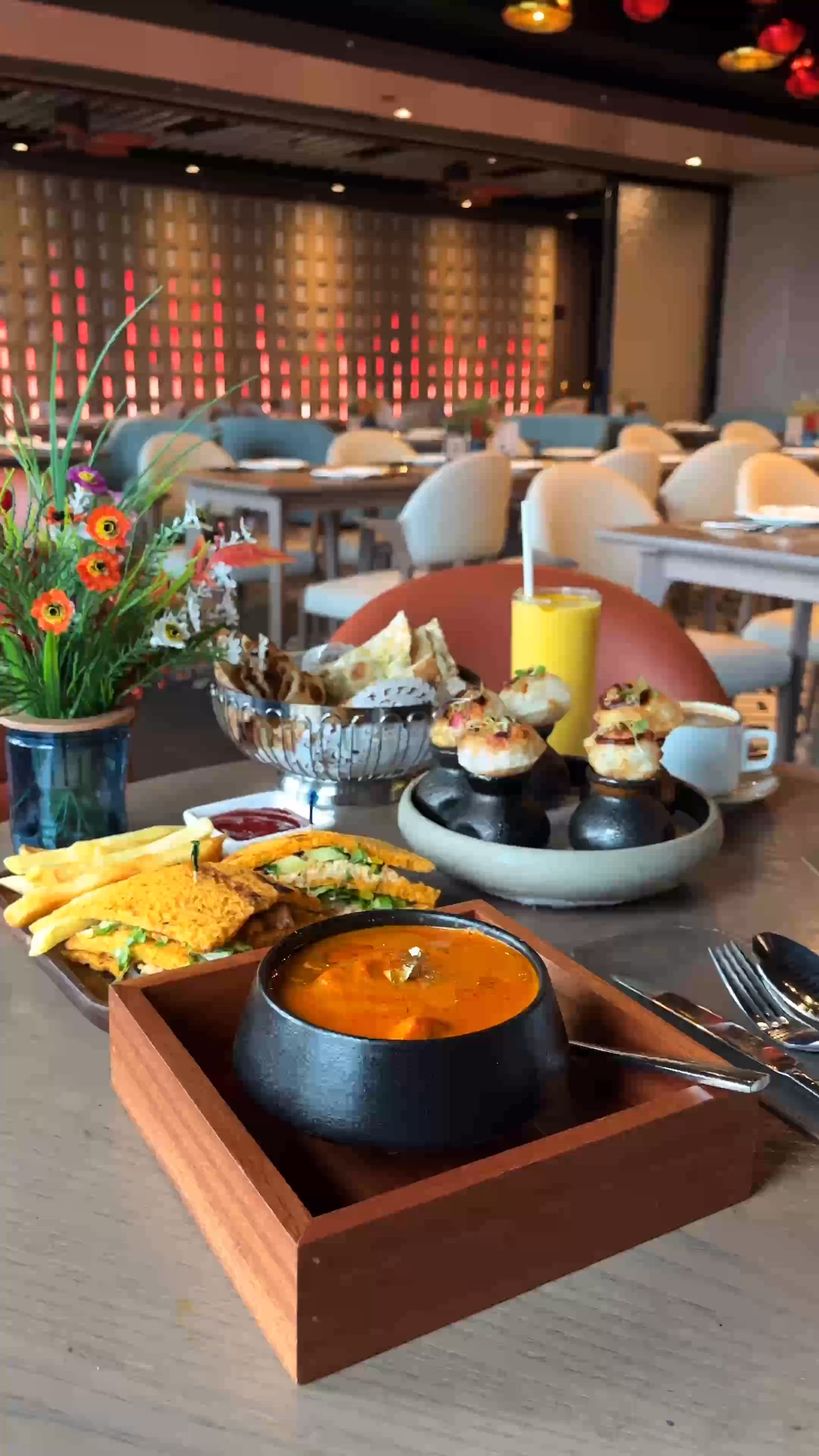 尖東180度維港海景！飄煙噴火印度菜