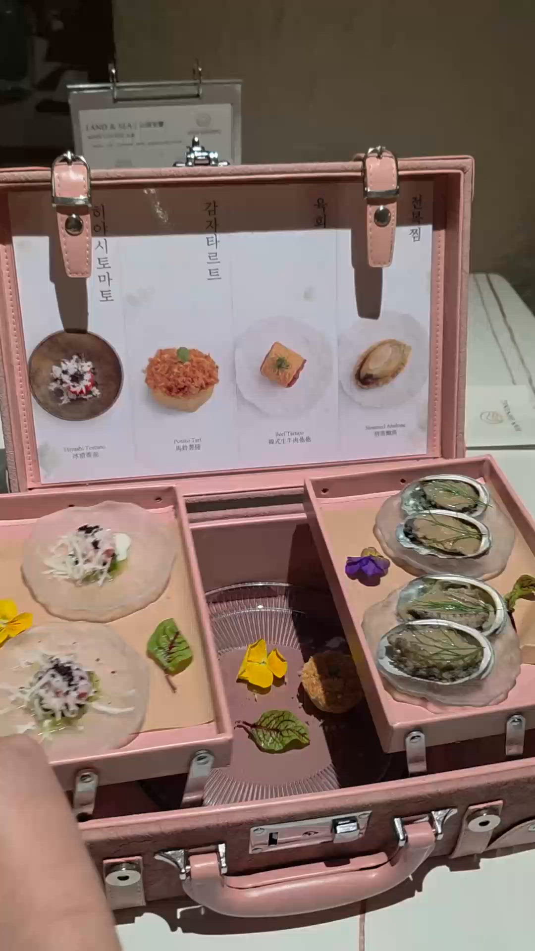 
​尖沙咀最浪漫約會天花板！✨$298起「粉色行李箱」日韓O