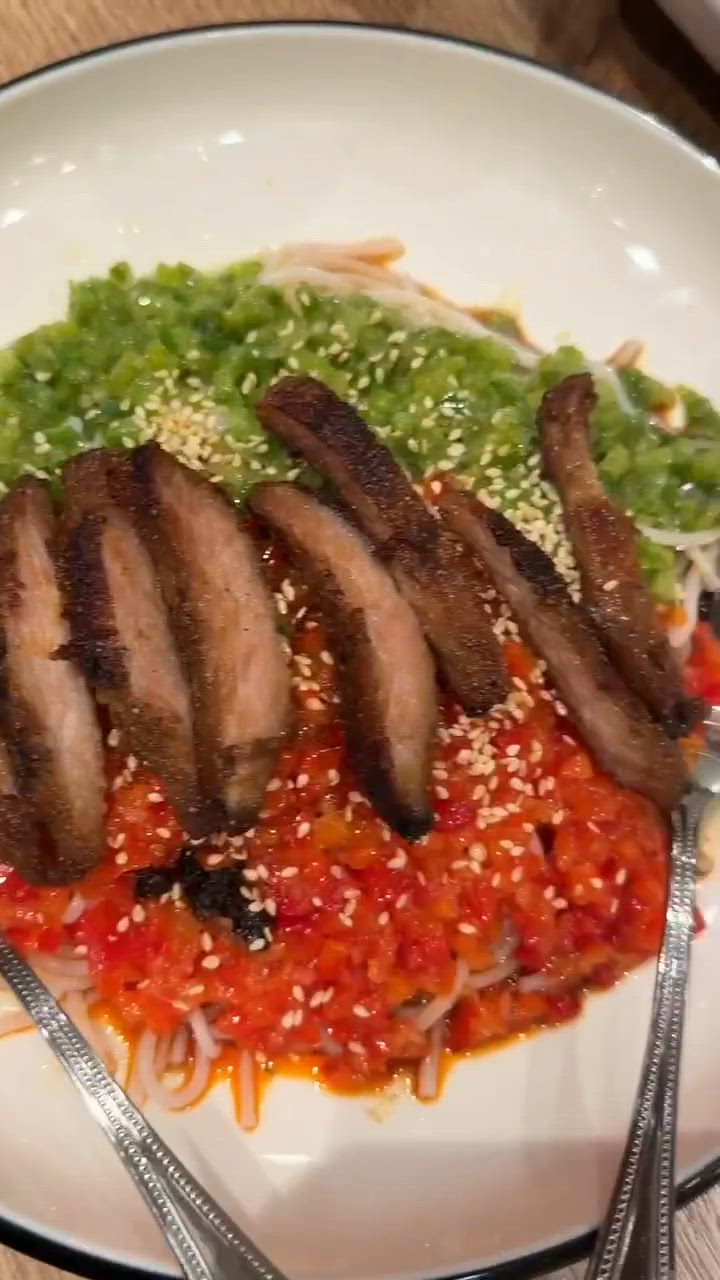 米線關注組熱門討論👀超爽口、多汁豬頸肉，🌶️配大量新鮮椒撈米線